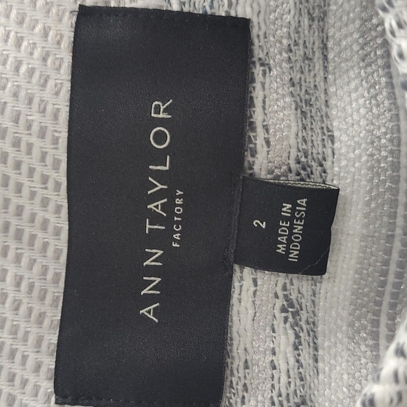 Ann Taylor Factory-NWT-tweed look button front collarless blazer-Size 2 - Picture 3 of 8